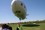 Zeppelin &uuml;ber dem Fr&uuml;hlingsfest (Foto: Martin Schmitz)